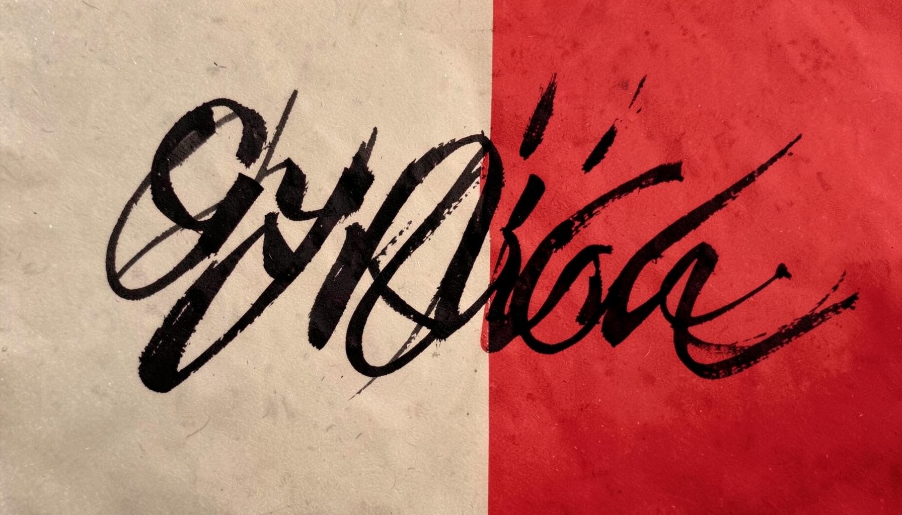 Dipinto gestuale con segni calligrafici nei toni del nero, rosso mattone e avorio, reso in duotono.