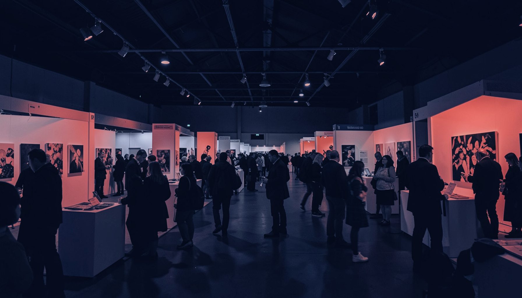 Inquadratura di una fiera d'arte con stand espositivi e visitatori, dominata da toni blu notte e accenti rosso corallo.