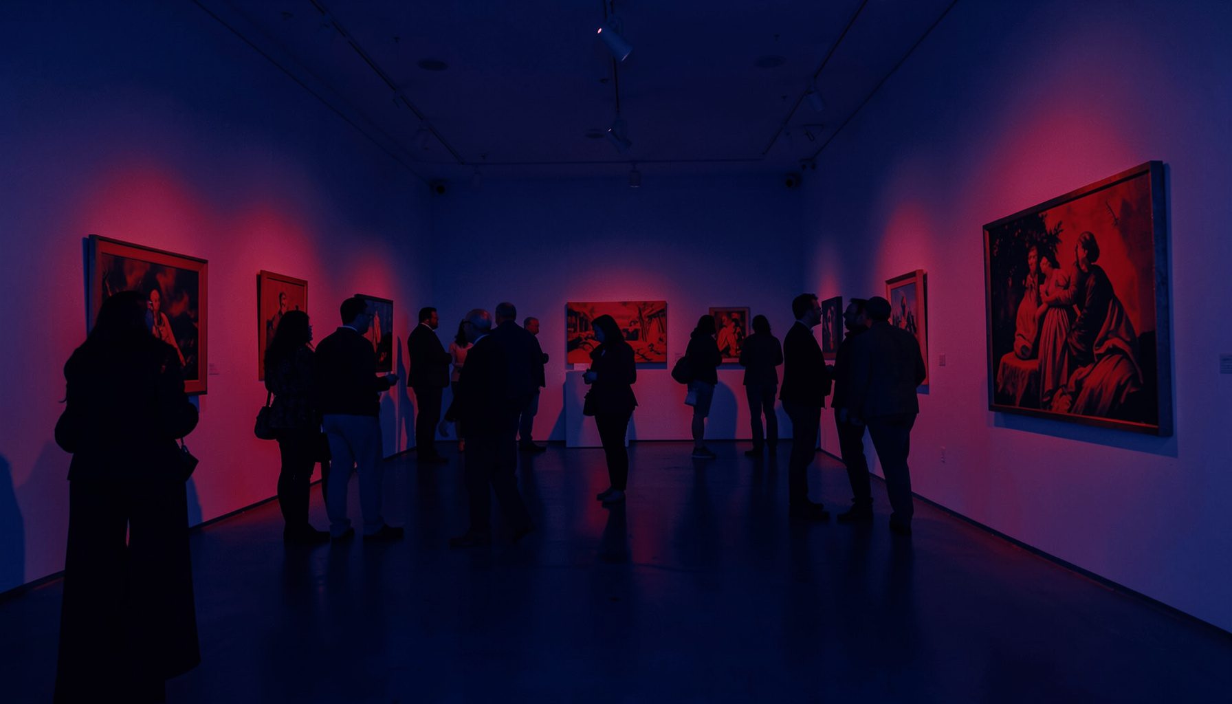 Vernissage in una galleria d'arte con opere alle pareti e visitatori, atmosfera blu profondo con dettagli rosso vermiglio.