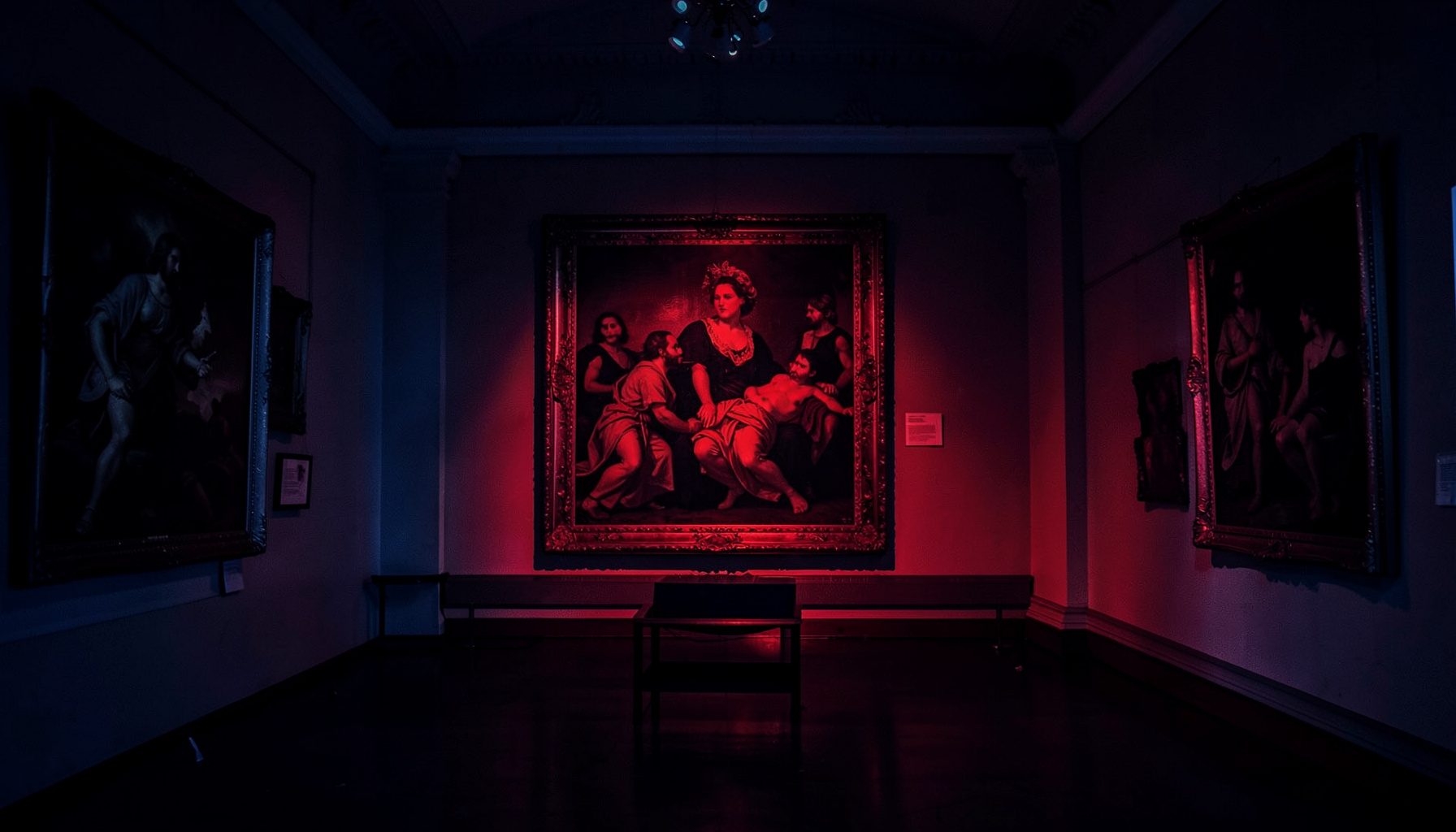Circolo della Stampa di Milano, sala con dipinti di Patriarca, atmosfera blu notte e rosso intenso.
