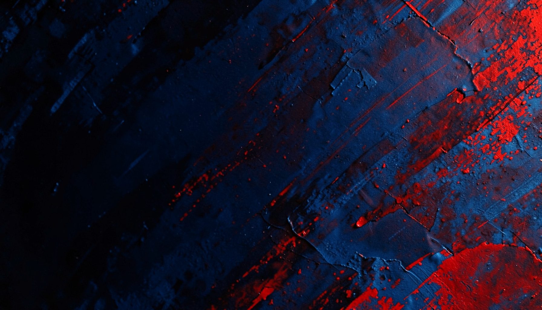 Primo piano di una tela astratta con pennellate decise nei toni del blu profondo e tocchi di rosso acceso, illuminata da una luce calda e radente.